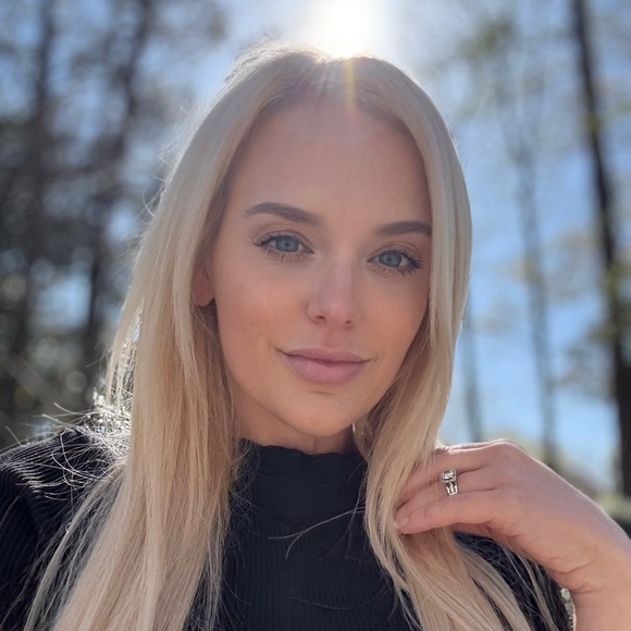 Meet your Posher, Alison - Picture 1 of 1